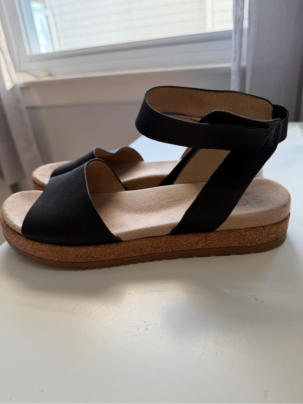 Women's Naturalizer Black Leather Ankle-Strap Platform Sandals - Picture 7 of 9